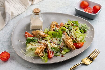 Салат из курицы с кунжутом