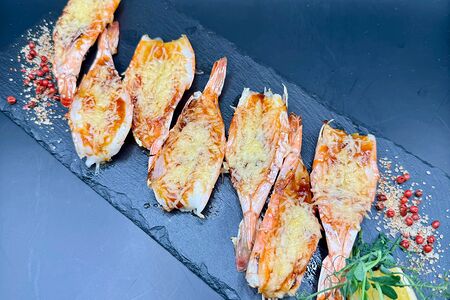 Лангустины, запеченные с пармезаном