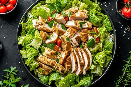 Салат Цезарь с курицей