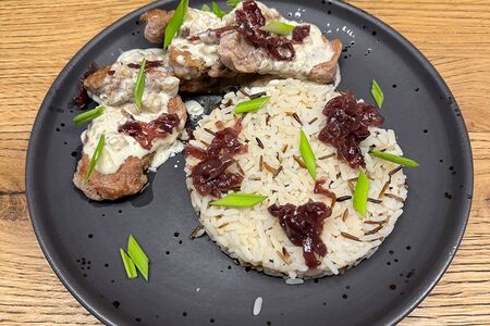 Медальоны из свинины под грибным соусом