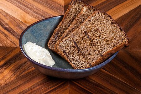 Датский хлеб с копченым маслом 