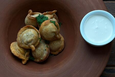 Жареные свино-говяжьи пельмени ручной лепки 