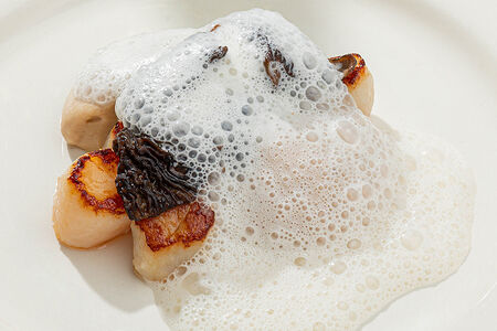 Гребешок с цветной капустой и соусом из хереса