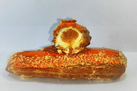 Эклер с мандарином