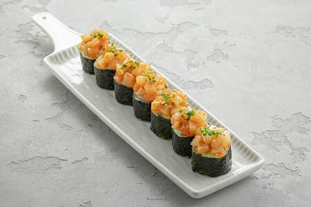 Ролл с маринованным гребешком и кремом из васаби