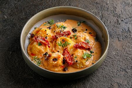 Равиоли с крабом и вялеными томатами