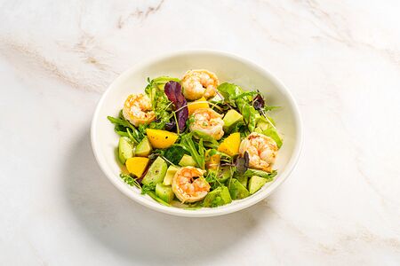 Легкий салат с креветками, персиком, огурцом и авокадо 