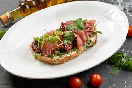 Брускетта с шейкой коппа и вялеными томатами