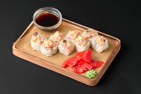 Ролл с тартаром из лосося