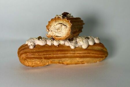 Эклер с гусиным мясом и грушей