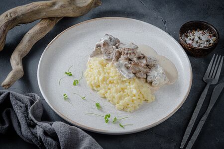 Бефстроганов с пастой orzo