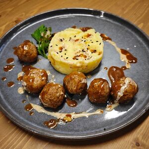 Фрикадельки в соусе демиглас с картофельным пюре