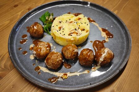 Фрикадельки в соусе демиглас с картофельным пюре