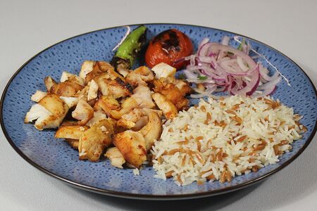 Шаурма из курицы на тарелке