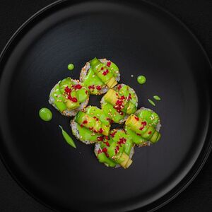 Ролл Авокадо с соусом васаби