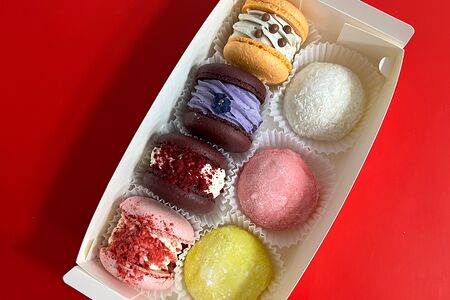 Набор десертов Моти и макарон 7