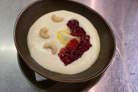 Каша манная с клубничным вареньем 