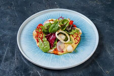 Хумус с кальмарами и гребешком