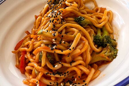 Лапша с говядиной в кисло-сладком соусе