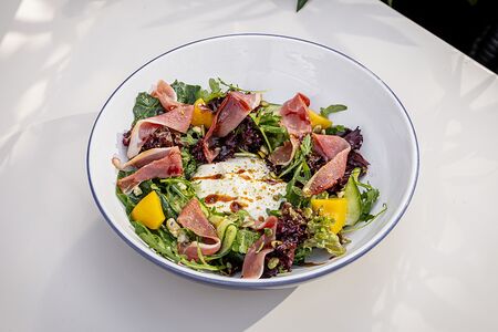 Листья салата с копченой утиной грудкой, персиком и горгонзолой