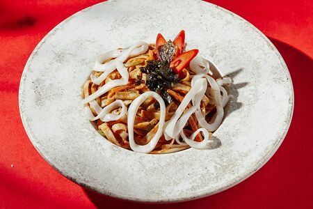 Паназиатская паста Том ям с кальмаром 