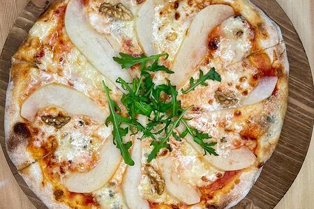 Пицца с грушей и горгонзолой
