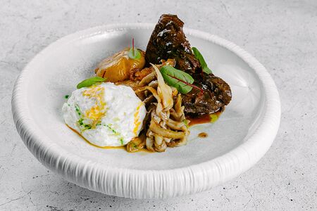 Томлёные говяжьи щечки