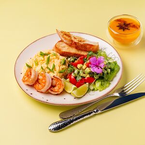 Скрэмбл с креветками и авокадо