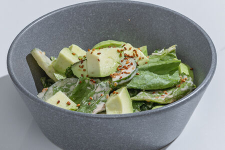 Зеленый салат с авокадо