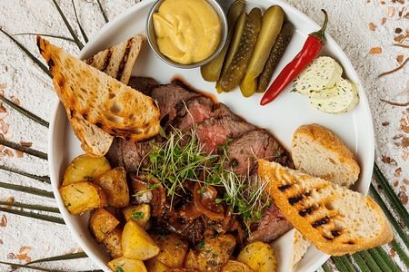 Ростбиф с обжаренным картофелем, хлебом и дижонской горчицей 