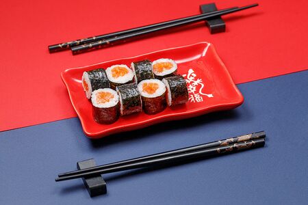 Маки с копченым лососем