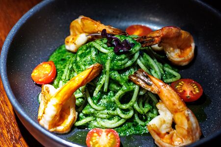 Спагетти с креветками и песто