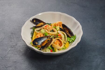Салат с морепродуктами 