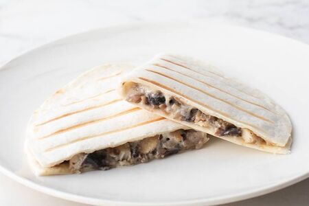 Кесадилья с курицей и грибами