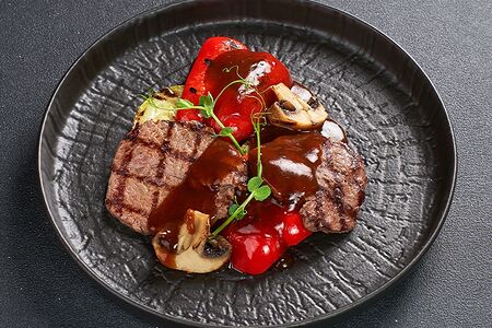 Медальоны из телячьей вырезки с овощами на гриле