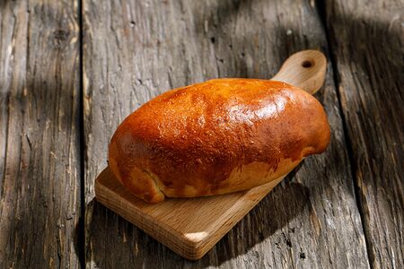 Пирожок с яблоком и корицей