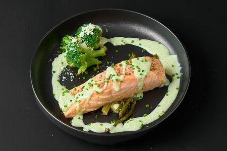 Стейк из лосося с брокколи под шпинатным соусом