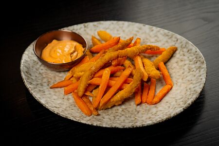 Батат фри и куриный хворост с соусом спайси.