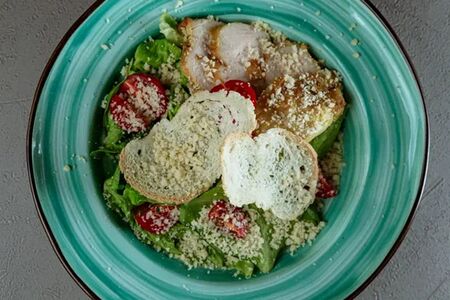 Салат Цезарь с курицей