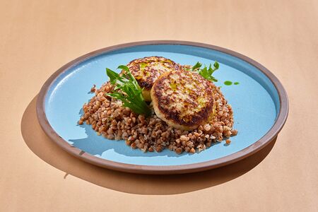 Котлеты из цыпленка с грибным жюльеном и гречкой