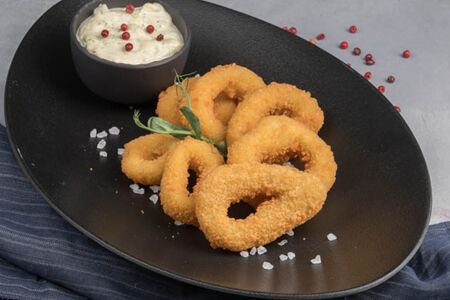 Кольца кальмара в сухарях с пикантным соусом