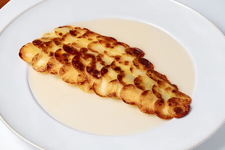 Сибас, соус велюте и мини-картофель