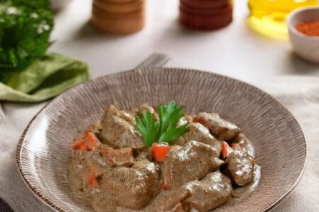 Куриная печень в сметанном соусе