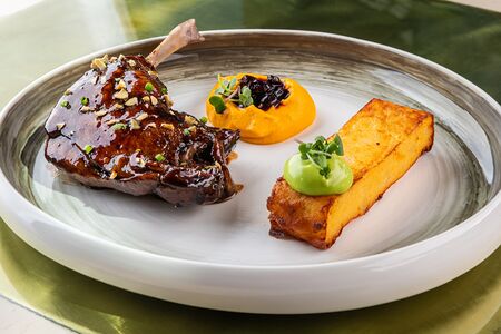 Утиная ножка конфи с шиповником