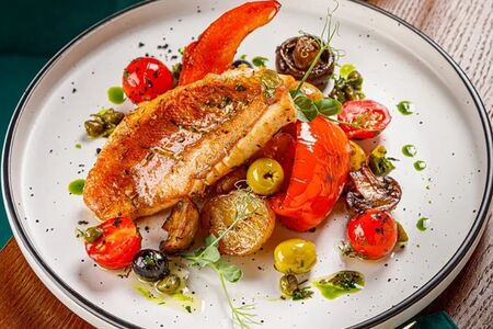 Морской окунь с печеными овощами