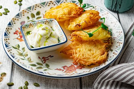 Картофельные драники с беконом и сметаной