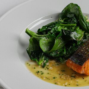 Лосось со шпинатом и лимоном