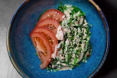 Салат Чука с ореховым соусом