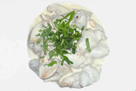 Куриная печень, тушённая с яблоком со сметаной