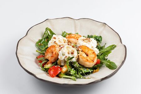Салат с креветками и сыром Страчателла